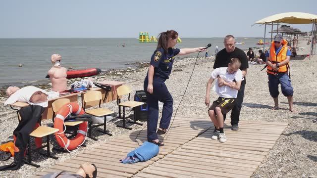 Матрос-спасатель должен знать и уметь многое.