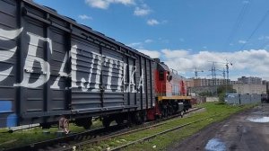 Маневровый тепловоз ТЭМ18ДМ-1297 с грузовыми вагонами