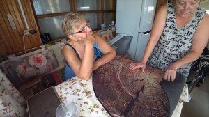 Пришли заказы. Рассматриваем и примеряем.