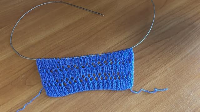 Узор спицами с элементами ажура, можно и как оформление смотреть онлайн