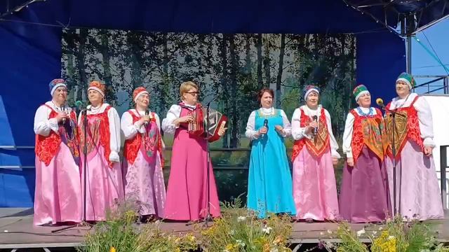 Выступает ансамбль "Сударушка" Лопатинского СДК, аккомпанирует Н.Н. Ноговицына. смотреть онлайн