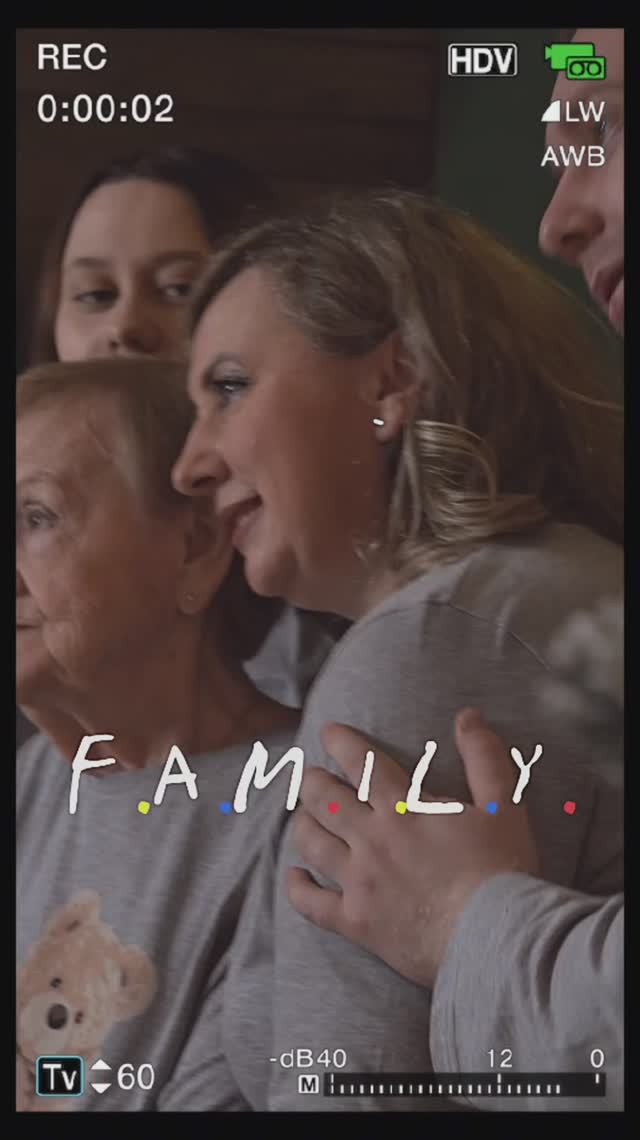 25.01.03 ролик для большой семьи в стиле друзей  Familiy