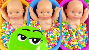 Мультики залипалки для детей. Смешиваем слайм и M&M's. Смотреть онлайн для детей и малышей