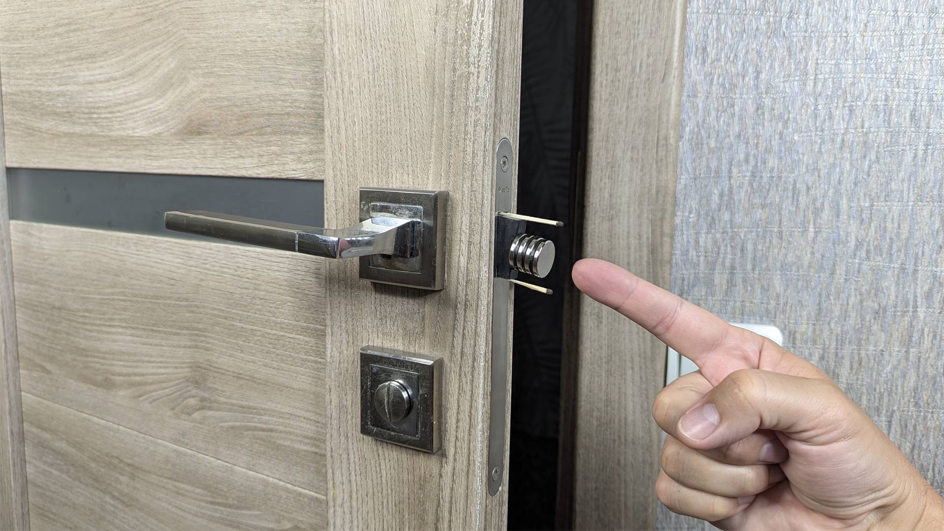 Установщик дверей поделился хитростью! Ремонт межкомнатной двери своими руками смотреть онлайн