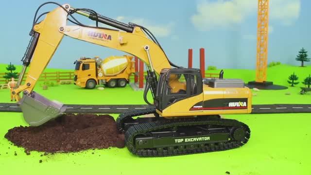 Обвал на дороге! Экскаватор и трактор восстанавливают путь 🏔️ смотреть онлайн