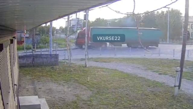 Фура на полной скорости снесла легковушку в Камне-на-Оби смотреть онлайн