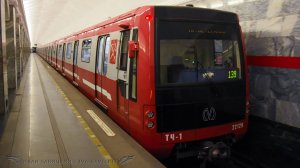 Поезда Метро на станции Балтийская