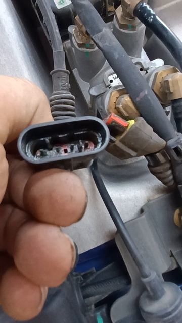 Ситрак. При сбросе газа, включается горный тормоз,пропадают передачи КПП.