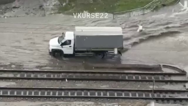 В Барнауле поток воды снес девушку и протащил по проезжей части смотреть онлайн
