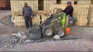 Эксплуатация мини-погрузчика FRONTMEN GI02 на стройке