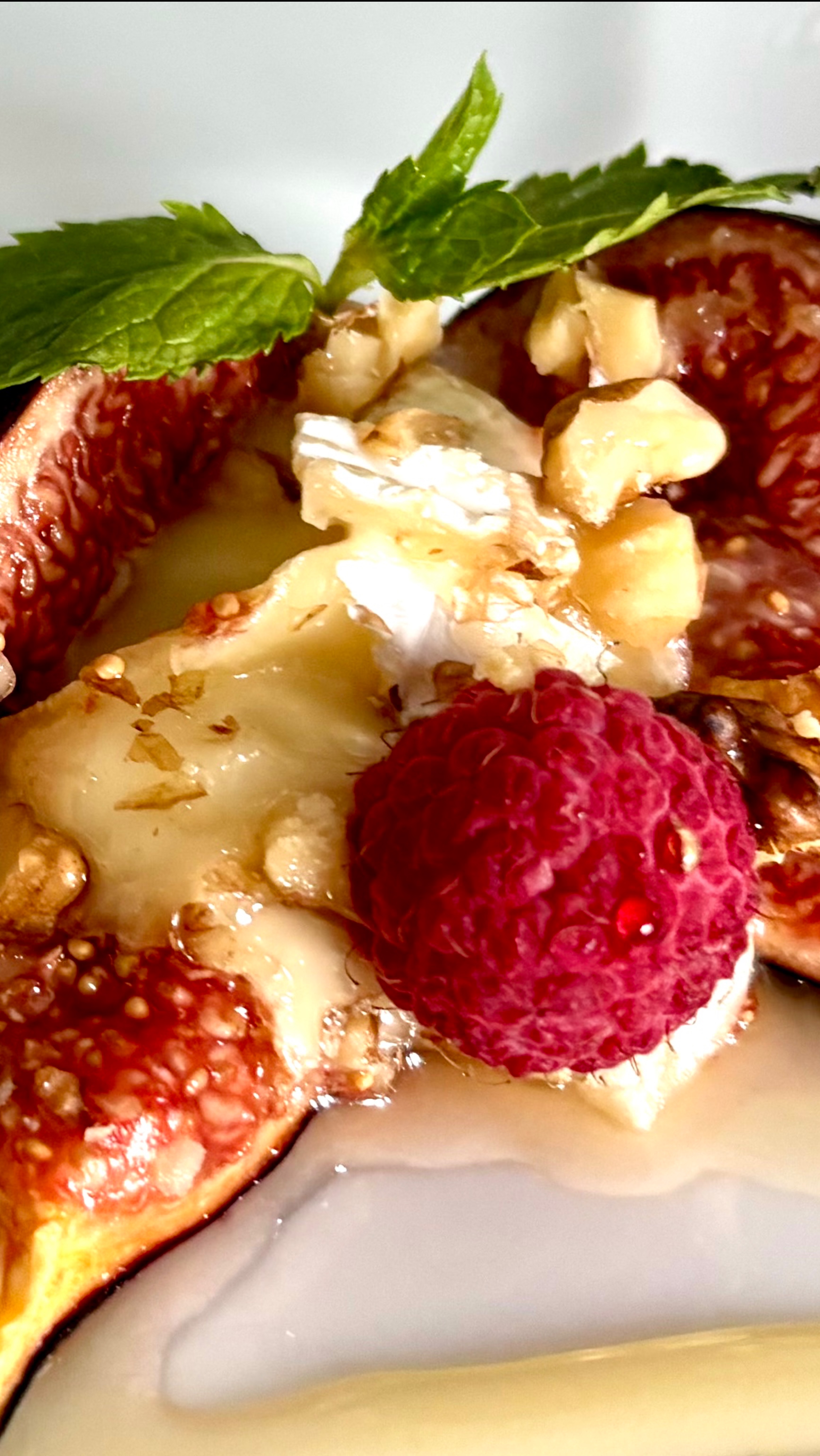 Запеченный инжир с камамбером, грецким орехом и малиной.