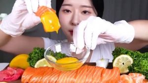 🔥🍲 Мукбанг и Mukbang : ОГРОМНЫЙ СЫРОЙ ЛОСОСЬ И ДЕЛИКАТЕСЫ! 🐟🍣 | ASMR