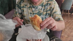 Пробуем первую самсу с рынка в Ташкенте