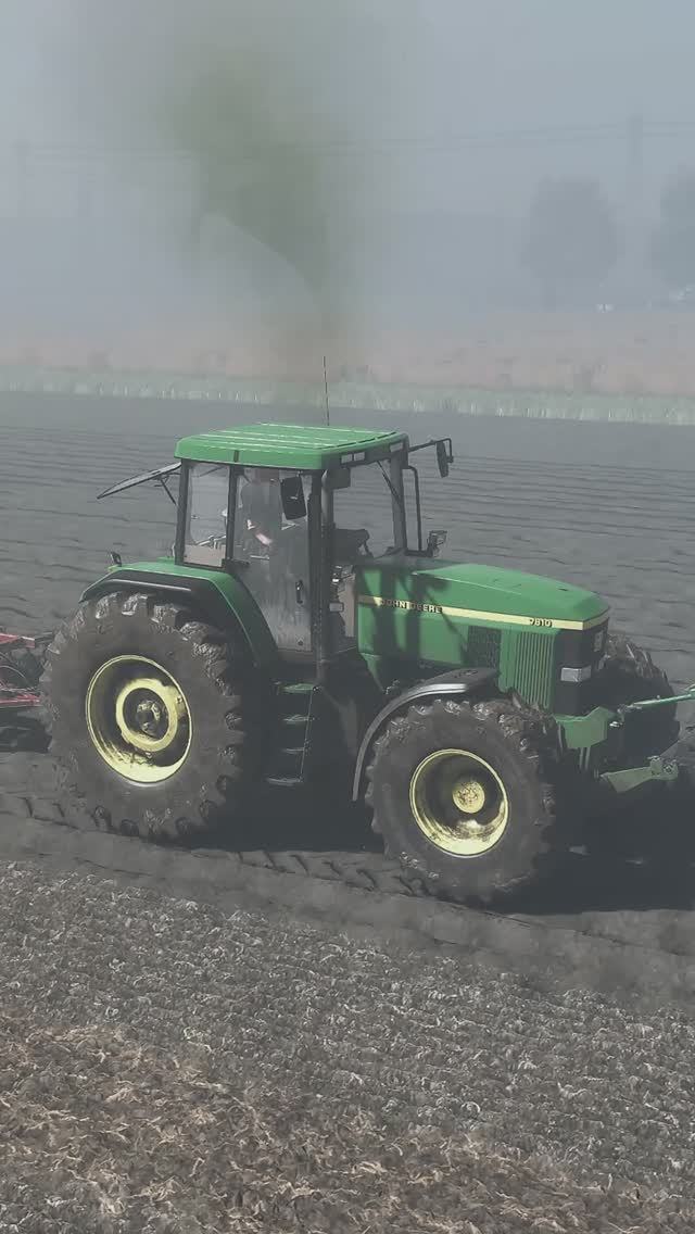 John Deere 7810 дискует поле в густом тумане смотреть онлайн