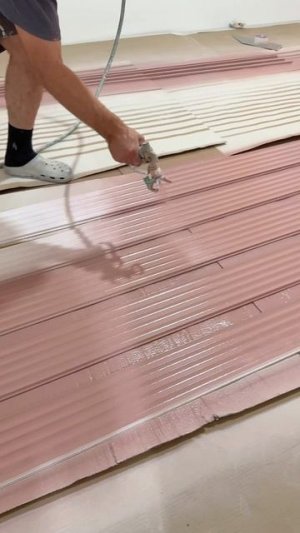 Покраска стеновых панелей для детской комнаты.