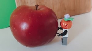 Минифигурка Тыкватрон кушает яблоко (Лего анимация)!
