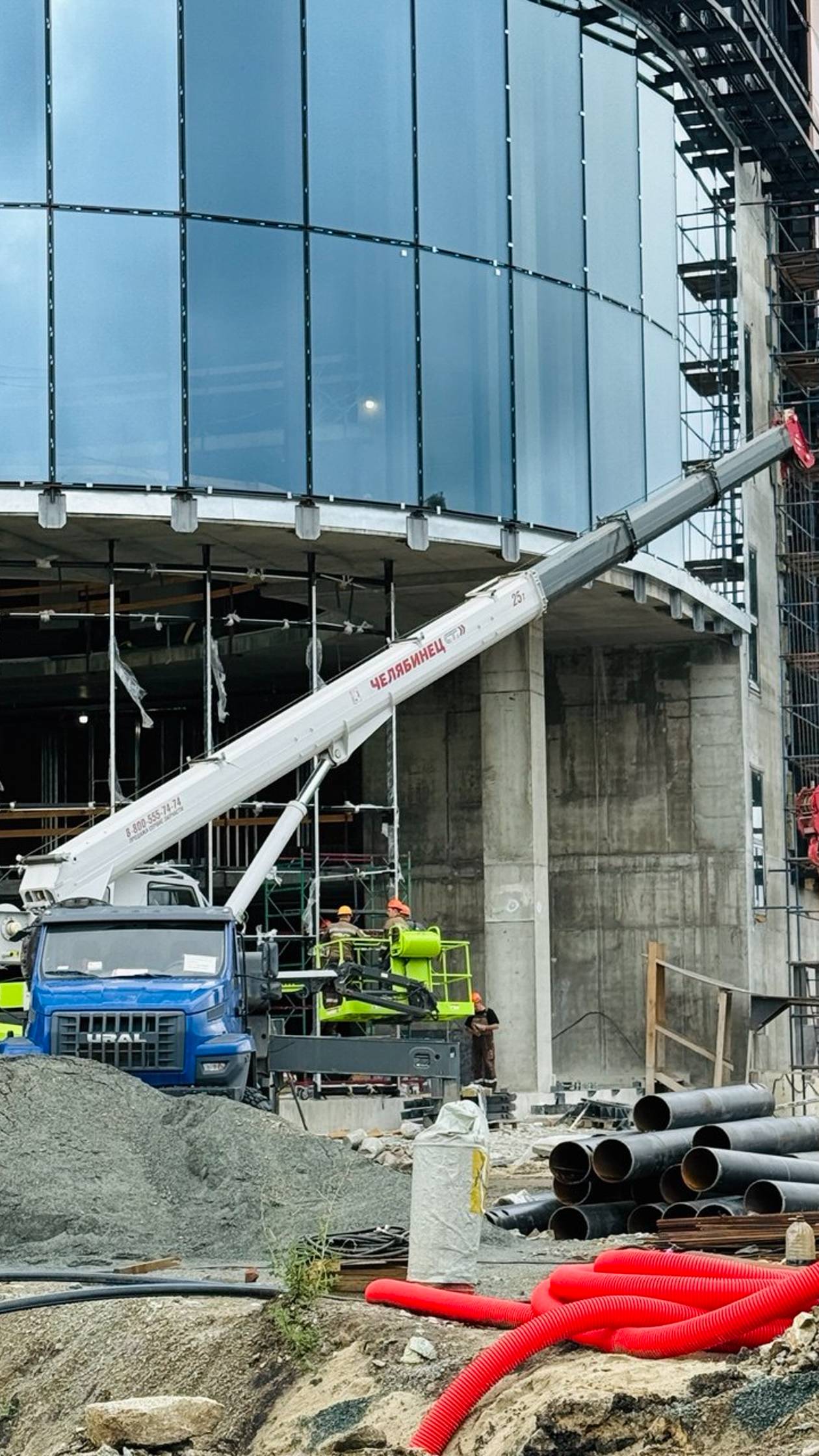 Автокран Челябинец на стройке РМК Арена смотреть онлайн