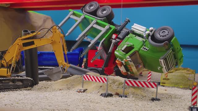 Мост рухнул! Эвакуатор и экскаватор спасают дорогу 🚧 Видео для детей 3-6 лет