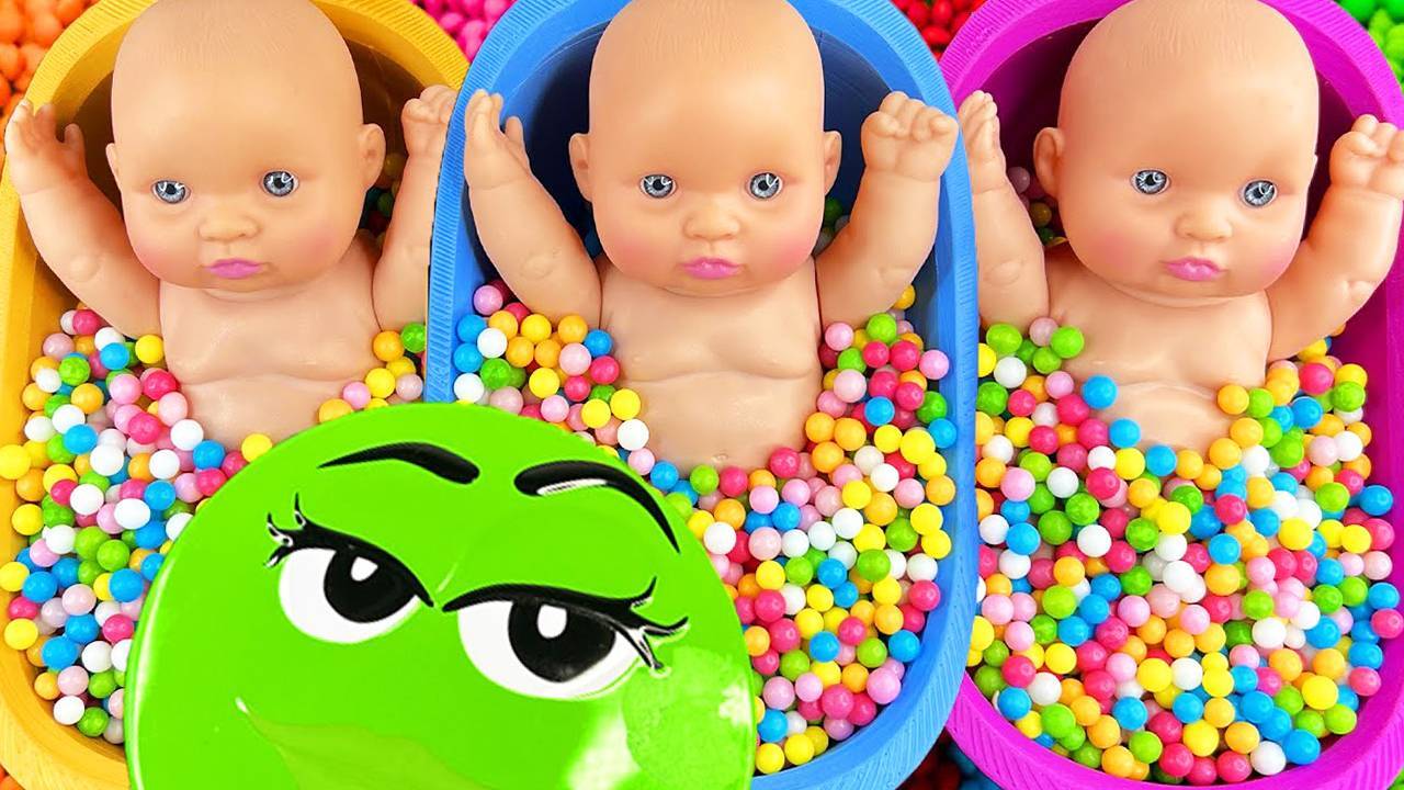 Мультики залипалки для малышей и детей. Смешиваем слайм и конфеты M&M's. Смотреть онлайн для детей. смотреть онлайн