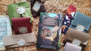 📚 Читаю книгу сюрприз из книжного бокса и открываю подарочки.