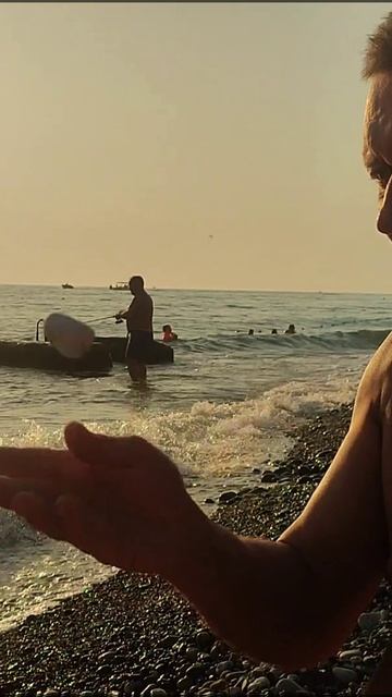 Камни пьют воду Взаимодействие с природой Галечный пляж Закат на море Энергия морского камня #море # смотреть онлайн