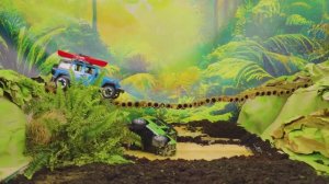 Самосвал и экскаватор-погрузчик играют — весёлые игрушечные строительные машины для детей 🚛