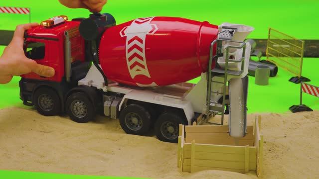 Бетономешалка и строительный кран играют — весёлые машинки для малышей 2-5 лет 🚛