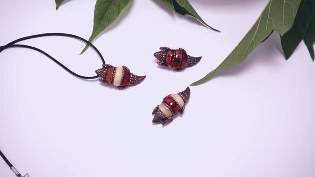 Брошь - подвеска Броненосец янтарь бронза латунь бижутерия 1841