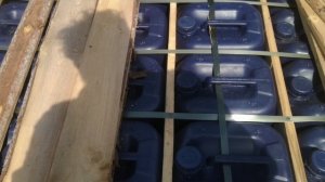 Плот из пластиковых канистр