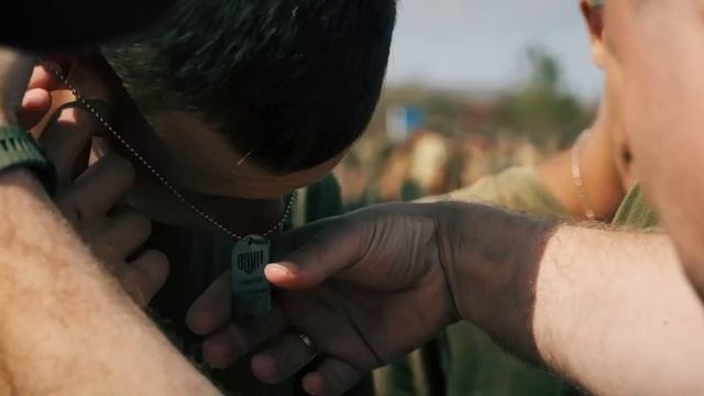 Плац, товарищи рядом, а наставники смотрят с гордостью.