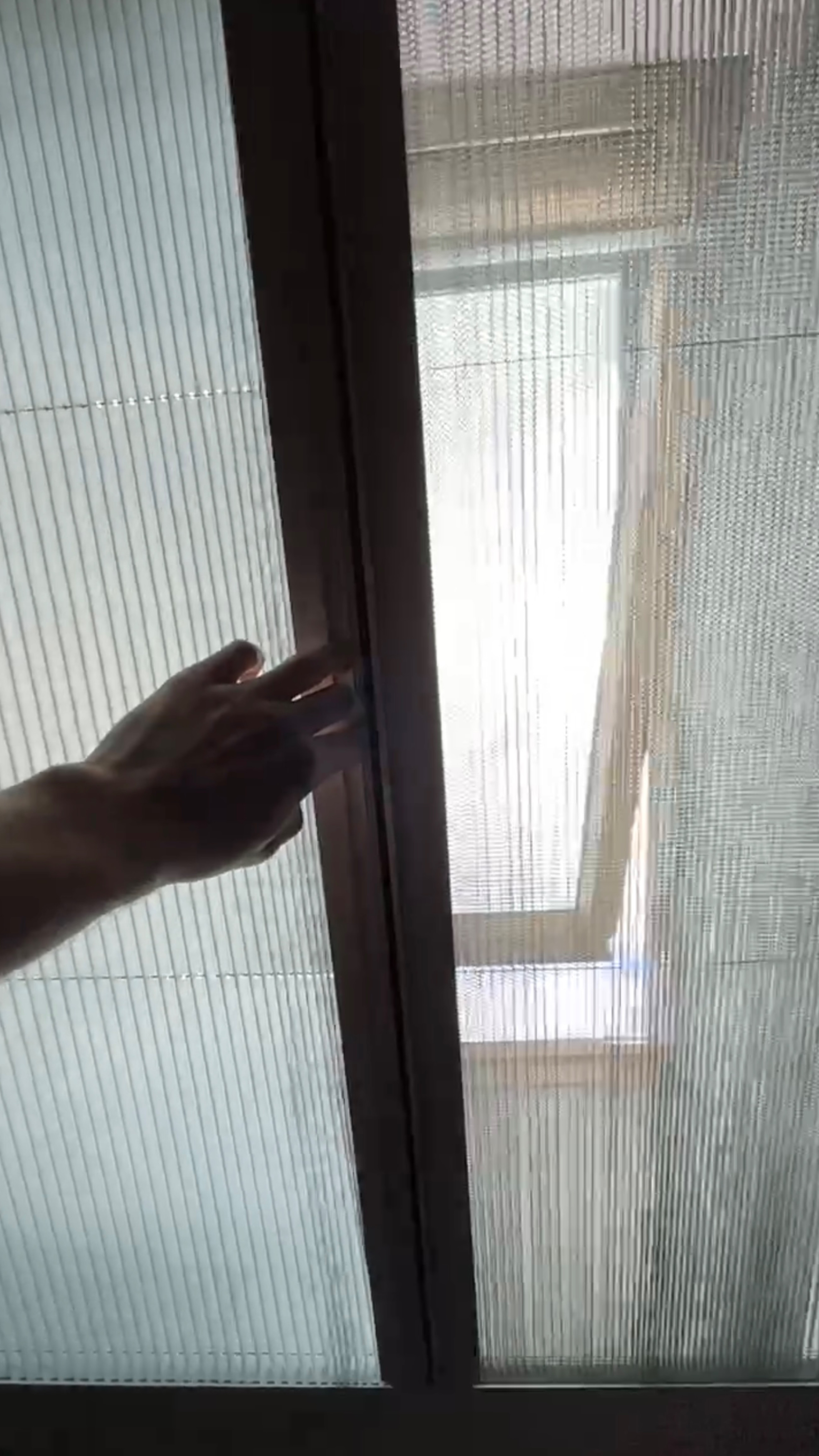 Можно установить одновременно и штору, и сетку плиссе?
Нужно!