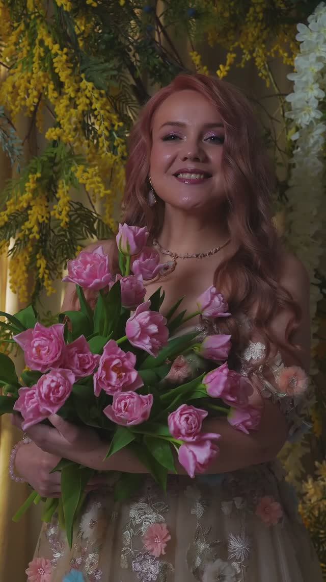 Ролик для соц сетей девушка С бабочками