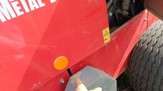 Прессуем люцерновое сено + быстрый обзор пресса Metal-fach Z562RN смотреть онлайн