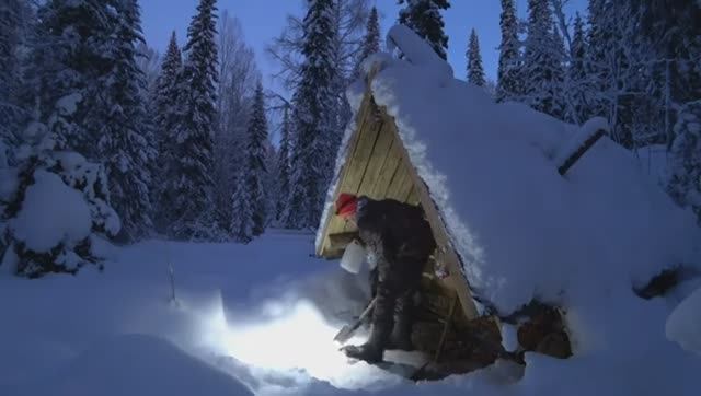 НАТКНУЛИСЬ НА СТАРУЮ ПРОГНИВШУЮ БАНЮ ЧТО НАС ЖДАЛО ЗА ДВЕРЬЮ ВЕТХОГО ЗИМОВЬЯ НОЧЬ В ТАЁЖНОЙ ИЗБЕ смотреть онлайн