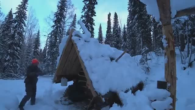 ТАЙГА -37 ВСЁ ПЕРЕМЁРЗЛО ПРОБИРАЮСЬ ДО ИЗБЫ ЧТОБ ОТОГРЕТЬ РУКИ И НОГИ смотреть онлайн
