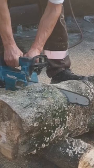 Аккумуляторная цепная пила Makita LXT DUC356