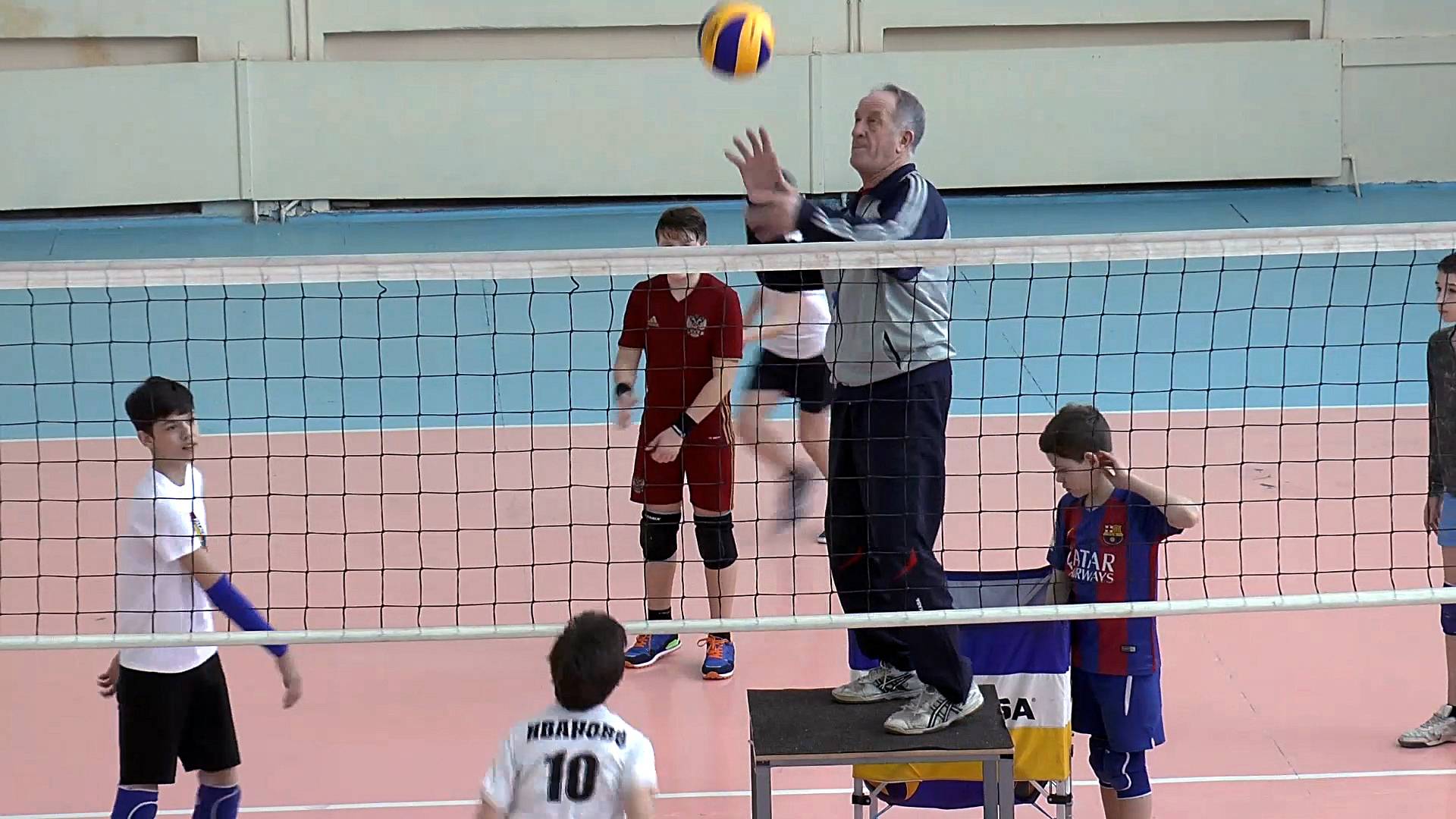 Детский волейбол. Обучение. Действия в защите смотреть онлайн