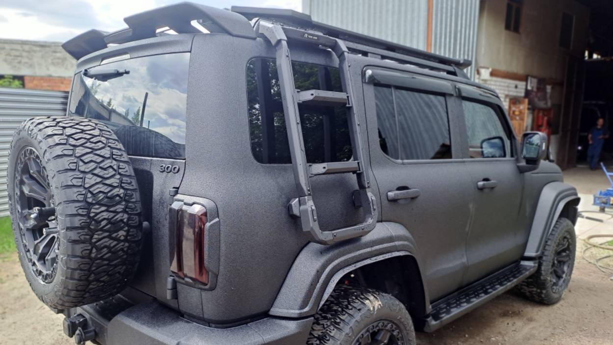 TANK300 в чёрном Line-X. Внедорожник  для активного отдыха