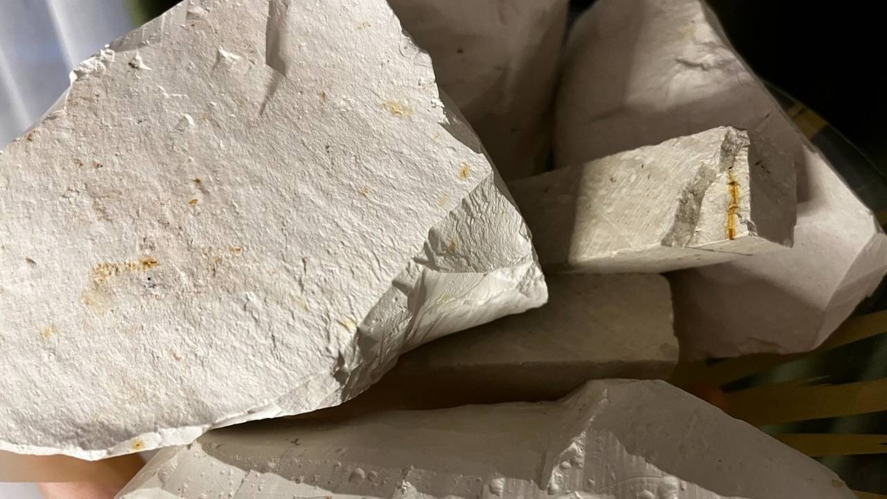 ASMR crunch of wet chalk_Мокрый хруст мелом смотреть онлайн