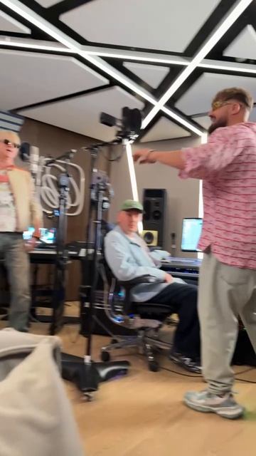 Атмосфера со съемок проекта "Вирус попсы": группа «Сладкий сон» и песня «На белом покрывале января» смотреть онлайн