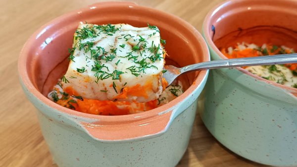 ЗАПЕЧЕННЫЙ МИНТАЙ с рисом в глиняных горшочках