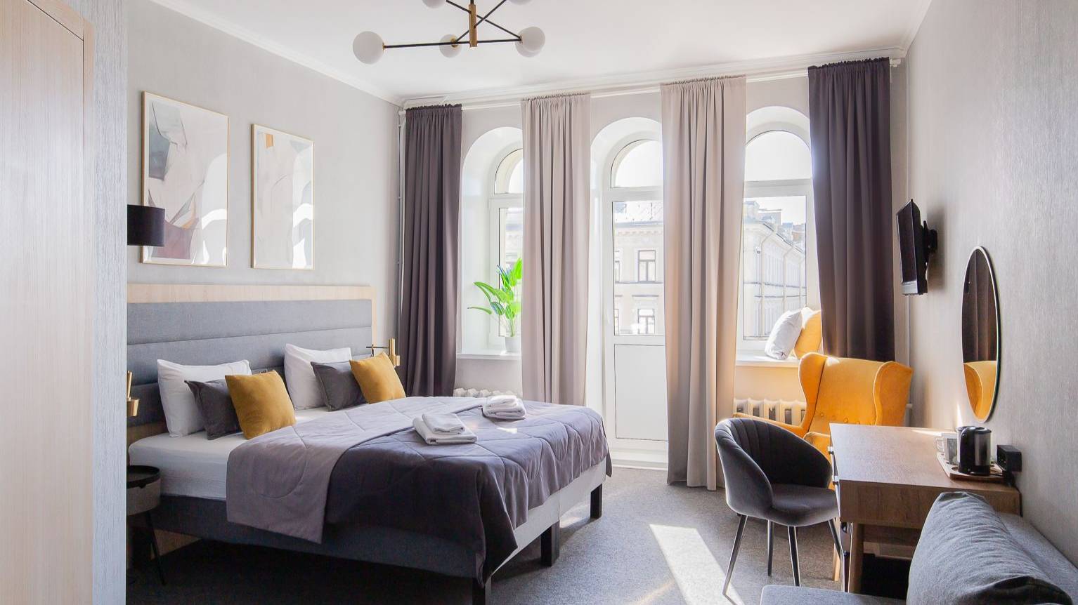 Отель с красивым видом в Петербурге - Lopatin Невский 100. Номер с видом на весь Невский проспект