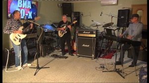 "Мимо сада" Исполняет кавер-группа "Белый Омут".