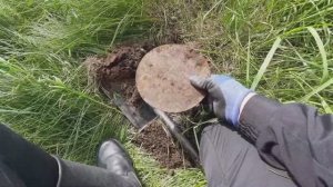 Коп металлолома на краю поля возле посадки