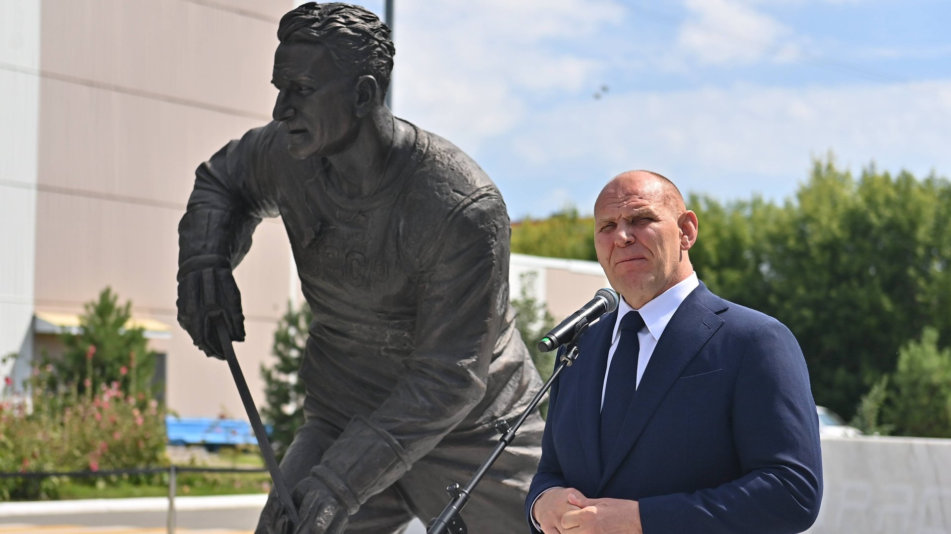 Александр Карелин открыл сквер Анатолию Тарасову в Омске