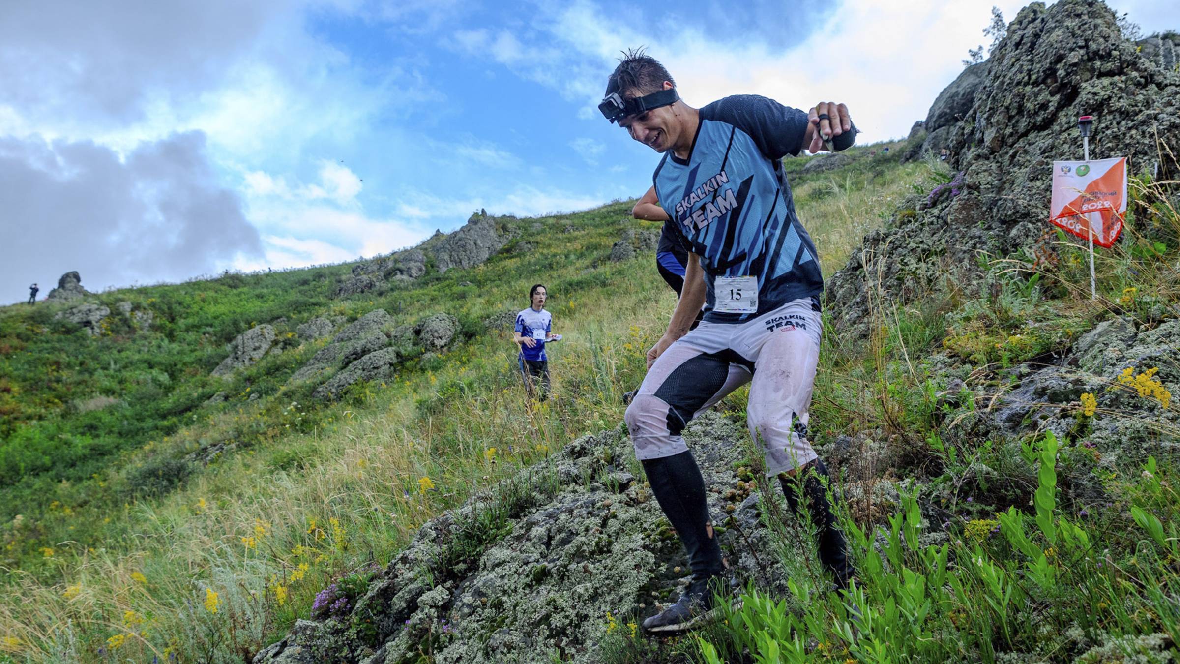 Классика на ПФО в Новоабзаково, высокая трава, горы (Headcam Orienteering №83)