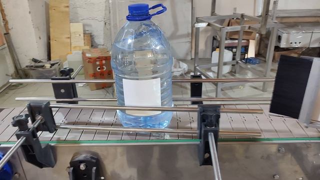Наклеивание этикетки на 5л - EtiKon.ru смотреть онлайн