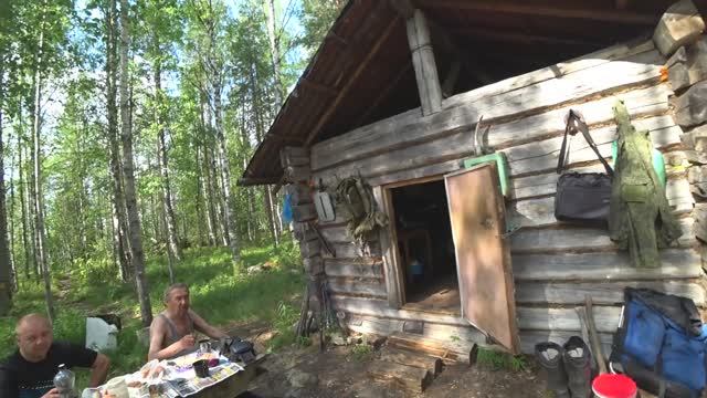 На рыбалку с ночевкой/ Щуки и окуни на спиннинг/ Таежная изба/ морошка смотреть онлайн