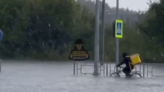 Курьер в дождь в Барнауле смотреть онлайн