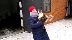 Воспоминания 2020г. Ездили в город по делам. Катались на санках. Доченька убирает в доме.